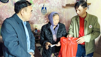 Tặng quà cho các hộ gia đình có hoàn cảnh khó khăn phường Châu Sơn