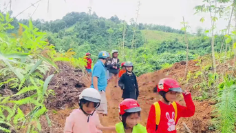 Thầy cô vùng cao Đà Nẵng vượt sạt lở đón học trò trở lại lớp