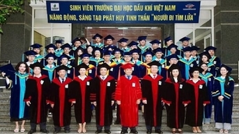PVU khai giảng năm học mới và trao bằng tốt nghiệp 2025