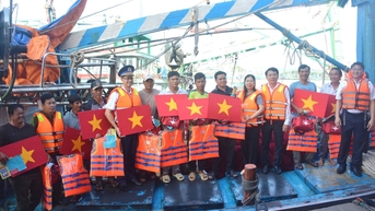 Cảnh sát biển cùng ngư dân Lâm Đồng chung tay gỡ thẻ vàng IUU