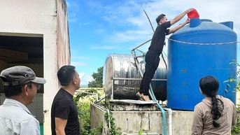 Xã Lương Sơn hỗ trợ người dân xử lý giếng nước, môi trường vùng ngập lụt