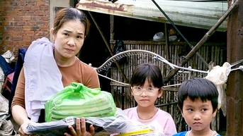 Thương lắm cô trò, mẹ con gom sách vở gửi học sinh vùng lũ