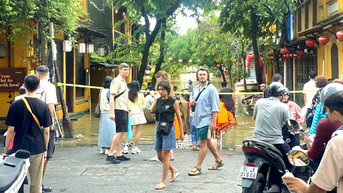 Lụt dâng cao trở lại, phố cổ Hội An vẫn nườm nượp khách