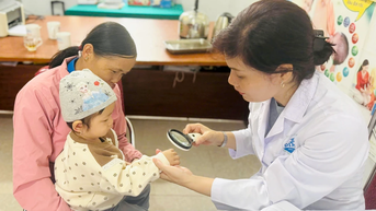 Bệnh viện Da liễu Trung ương trao quà và khám bệnh miễn phí cho người dân xã Việt Lâm
