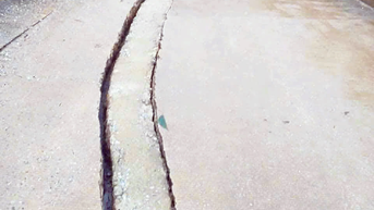 Xuất hiện vết nứt dài trên đường Hồ Chí Minh nhánh Tây đoạn qua xã Trường Sơn