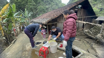 Trung tâm Kiểm soát bệnh tật tỉnh giám sát, hỗ trợ xử lý nguồn nước sau ngập lụt tại xóm Làng Lỷ, xã Tổng Cọt