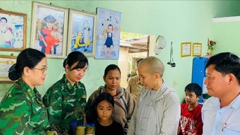 Biên phòng tặng 2.000 bánh tét, lương khô cho người dân vùng lũ