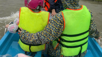 Công an xã Lệ Thủy vượt mưa lũ kịp thời đưa sản phụ đến bệnh viện an toàn