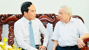Bí thư Thành ủy TP.HCM Trần Lưu Quang trao tặng Huy hiệu 80 năm tuổi Đảng đến cụ Tạ Đăng Siêu