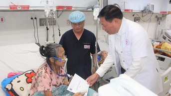 Thứ trưởng Bộ Y tế nêu 3 vấn đề bệnh viện miền Trung cần đặc biệt quan tâm trong mọi tình huống ngập