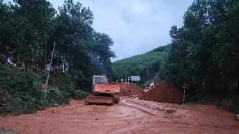 Nhiều tuyến quốc lộ bị ngập sâu, sạt lở đường do mưa lũ tại miền Trung