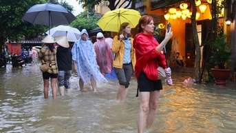 Nước lũ dâng cao ở Hội An, người dân mệt mỏi, du khách lội nước chụp ảnh