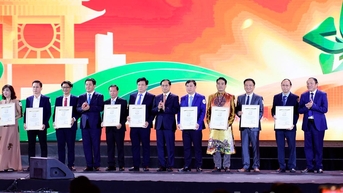 Gian hàng tỉnh Tuyên Quang đứng thứ 9/3.000 gian hàng được vinh danh tại Hội Chợ mùa Thu năm 2025