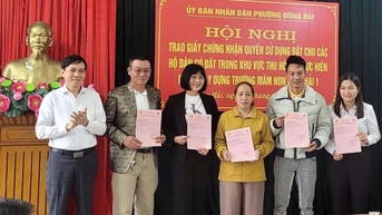 Trao 'sổ đỏ' cho 5 hộ dân thực hiện Dự án xây dựng Trường Mầm non Đông Hải 1