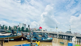 Nguy cơ mất an toàn từ việc neo tàu vào lan can, chân cầu