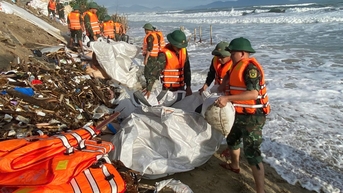 Hơn 100 cán bộ, chiến sĩ quân đội tham gia khắc phục sạt lở bờ kè đê biển ở Đà Nẵng