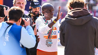 Huyền thoại marathon Eliud Kipchoge và ngọn lửa cảm hứng bất tận