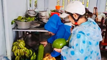 Chia sẻ khó khăn với người dân vùng rốn lũ