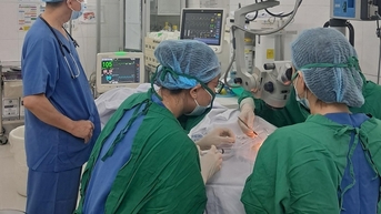 Đi câu cá với bạn, bé trai bị lưỡi câu móc vào mắt, nguy cơ mù mắt