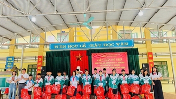 Lan tỏa yêu thương tới học sinh vùng lũ