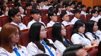 Vào học lúc 6 giờ 30: Sinh viên than 'dậy từ 5 giờ vẫn lo trễ'