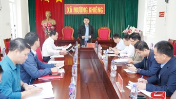 Đồng chí Phó Chủ tịch UBND tỉnh kiểm tra công tác xóa nhà tạm tại xã Mường Khiêng