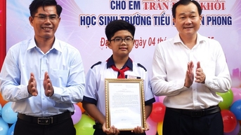 Lãnh đạo tỉnh trao thư khen “Đại sứ văn hóa đọc tiêu biểu tiểu học toàn quốc năm 2025” cho em Trần Đình Khôi