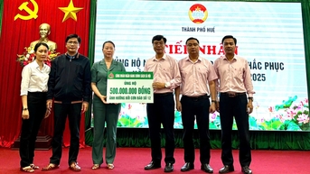 Tiếp nhận 700 triệu đồng hỗ trợ Huế khắc phục hậu quả mưa lũ