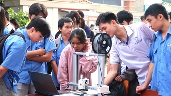 ហូជីមិញ៖ សិស្សានុសិស្សជិត ៣០០០នាក់ ចូលរួមពិធីបុណ្យ «មោទនភាពជាសិស្សល្អទាំង៣»