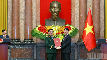 [រូបថត] ប្រធានរដ្ឋ Luong Cuong បង្ហាញសេចក្តីសម្រេចតែងតាំងអគ្គនាយកនៃអគ្គនាយកដ្ឋាននយោបាយ និងដំឡើងឋានន្តរស័ក្តិថ្នាក់ឧត្តមសេនីយ និងឧត្តមសេនីយទោ។