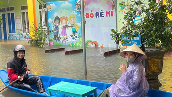 Không đợi nước rút, thầy cô Hà Tĩnh chèo thuyền đi dọn trường lớp