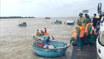 Tìm kiếm ngư dân mất tích do thuyền bị sóng đánh chìm