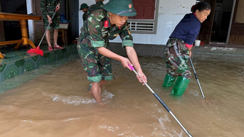 Trung đoàn 841 (Bộ CHQS tỉnh Hà Tĩnh) giúp dân khắc phục hậu quả lũ lụt