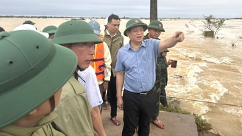 Khẩn trương khắc phục, hoàn thành thông tuyến đê Niêm Phò – Nho Lâm trong ngày 5/11