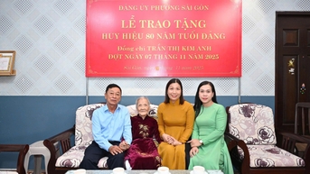 BÀ TRẦN THỊ KIM ANH – NGUYÊN PHÓ GIÁM ĐỐC BẢO TÀNG PHỤ NỮ NAM BỘ NHẬN HUY HIỆU 80 NĂM TUỔI ĐẢNG