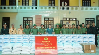 Bộ Công an tiếp tục hỗ trợ 70 tấn hàng hóa cho người dân Huế