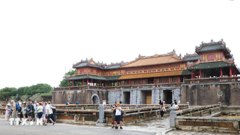 Hoàng thành Huế đón đoàn du khách đầu tiên sau mưa lũ