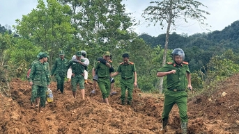 Hỗ trợ đưa 4 bệnh nhân ở xã Hùng Sơn đi cấp cứu, điều trị