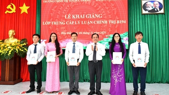 Khai giảng lớp trung cấp lý luận chính trị tại xã Hòn Đất