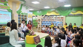 និស្សិត​ប្រុស​អាយុ ១៧​ឆ្នាំ ប្រែ​ក្លាយ​កំណាព្យ​ពីរ​ភាសា​ទៅ​ជា​ស្ពាន​ឆ្ពោះ​ទៅ​រក​វប្បធម៌​អាន