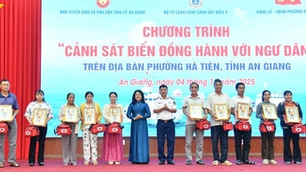 Trao tặng cờ Tổ quốc và ảnh Bác tại chương trình “Cảnh sát biển đồng hành với ngư dân”