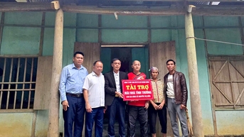 Hỗ trợ 40 triệu đồng sửa nhà cho hộ khó khăn tại xã Bạch Xa