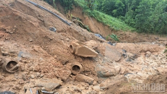 Nhiều tuyến đường Hồ Chí Minh và Quốc lộ qua miền trung-Tây Nguyên vẫn bị chia cắt do mưa lớn, sạt lở