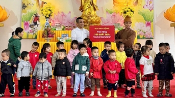 Tập đoàn Hoa Sen san sẻ yêu thương, trao 100 phần quà khuyến học tại Chùa Ráng (Tổ đình Viên Minh), xã Đại Xuyên, TP Hà Nội