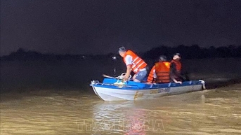 Giải cứu thành công 3 người mắc kẹt do lũ khi đi khai thác rừng tràm