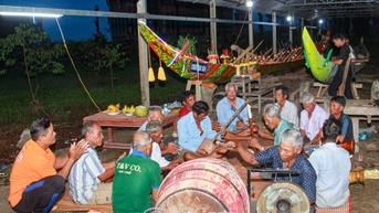 Linh thiêng nghi thức hạ thuỷ ghe Ngo