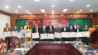 Phường Yên Sở: Trao Huy hiệu Đảng tặng 13 đảng viên lão thành