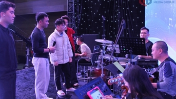 Các thí sinh nỗ lực tập luyện cùng ban nhạc