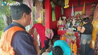 Ngôi đền kỳ lạ ở Thái Lan, người dân tạ lễ bằng áo lót phụ nữ
