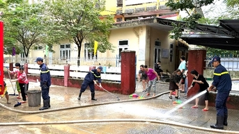 Dốc sức làm sạch môi trường sau lũ